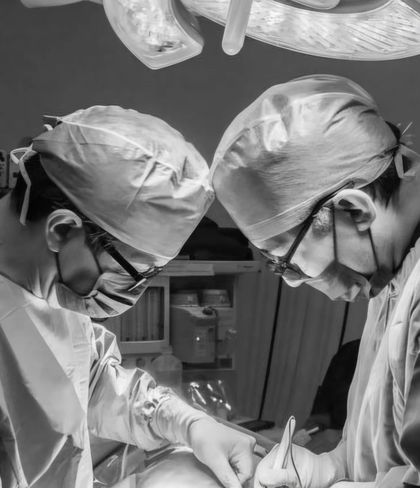 Dr. Daniel Alcalá durante una cirugía oncológica en quirófano en Guadalajara